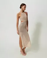 Vestido largo negro calado de malla con lunares brillantes, cuello halter, cortes en los laterales, aberturas laterales y forro.