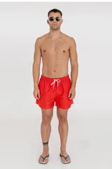 Short de baño rojo con cordón ajustable en la cintura.