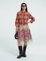 Camisa de manga larga con estampado escocés en tonos rojo y beige, con tul bordado con flores en el ruedo.