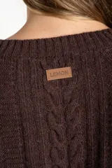 Sweater de lana y nylon color marrón oscuro, con diseño de punto trenzado (cable knit) y cuello redondo. Presenta un calce oversize.