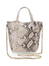 Cartera tipo tote bag plateada, con doble asa corta y correa de cadena extraíble.