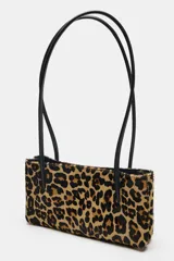 Bolso de hombro de piel con textura y estampado animal print, con doble asa larga negra y compartimento interior con cremallera.