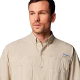 Camisa de manga corta Columbia modelo Tamiami II, color beige. Confeccionada en tejido ripstop ultraligero, cuenta con dos bolsillos frontales, cierre de botones y aberturas de ventilación con malla en la espalda.