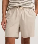 Bermuda masculina color beige, tipo boardshort, confeccionada en microfibra. Cuenta con cintura elástica, cordón ajustable y bolsillos.