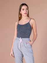 Musculosa gris de bretel fino y corte ajustado.