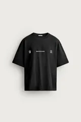 Camiseta relaxed fit negra de cuello redondo y manga corta, con pequeños estampados a contraste en el delantero y diseño en la espalda.