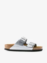 Sandalias Birkenstock modelo Arizona, color plateado, con dos correas ajustables y plantilla anatómica de corcho y látex.