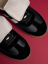 Zapatillas urbanas Champion Sicus color negro con detalles en blanco y suela color caramelo.