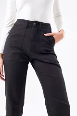 Pantalón cargo color verde oliva, de corte recto, con bolsillos laterales y traseros.