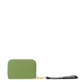 Billetera pequeña de cuero sintético texturizado en color verde, con cierre perimetral y correa de mano extraíble con logo N+Club.