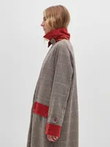 Trench oversize de lana a cuadros con cuello, puños y bolsillos de pana verde.