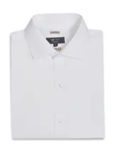Camisa de manga larga de algodón color blanco, con cuello italiano, cierre frontal de botones y calce regular. Cuenta con la tecnología Travel 360° para mayor libertad de movimiento y acabado resistente a las arrugas.
