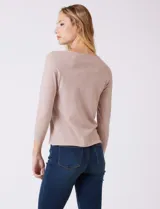 Buzo de tejido fino color beige, con cuello redondo, mangas tres cuartos y diseño raglán.