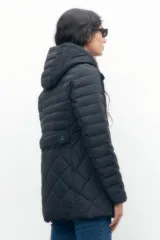 Campera azul marino con diseño capitoneado de rombos, cierre frontal con cremallera y capucha.