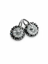 Aros argollas de plata con dijes colgantes circulares decorados con cuentas de cristal facetado en tonos naranja y gris.