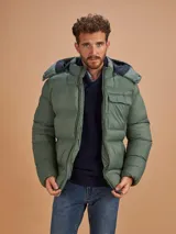 Campera puffer verde militar con capucha, cierre frontal, bolsillos laterales con cierre y un bolsillo de solapa en el pecho.