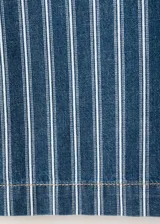 Pantalón estilo tejano vaquero de algodón con diseño largo y recto, tiro medio y estampado de rayas. Cuenta con dos bolsillos laterales y cierre de lazo en la cintura.