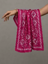 Pañuelo fucsia con diseño paisley y bordes estampados en blanco.