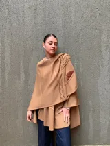 Capa color camel de tejido de punto en lana, con apliques de cuero en el hombro.