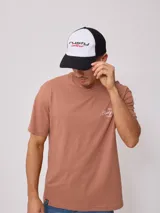 Gorra de visera curva Rusty, con frente blanco y visera negra.