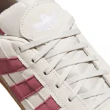 Championes Adidas modelo Aloha Super, de color beige con las icónicas tres rayas laterales en color bordó. Presentan una suela de goma translúcida en tono caramelo y una estructura de gamuza.