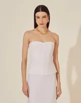 Top strapless color blanco, con corte peplum y ballenas.