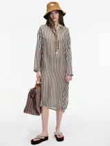 Vestido midi de seda con estampado de rayas verticales en tonos marrón y blanco. Presenta cuello camisero con cierre de botones frontal, mangas largas y aberturas laterales en el ruedo.