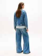 Campera de denim azul de corte oversize y largo corto, confeccionada en Lyocell. Presenta cuello inglés, dos bolsillos tipo sobre en el pecho con solapa y botones, y puños con botón.