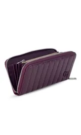 Billetera de dama en símil cuero color negro, de diseño acolchado con costuras verticales que forman relieves y cierre perimetral. Incluye monograma en la esquina inferior y viene con caja de presentación estampada.