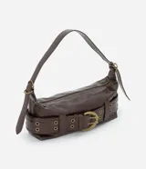Cartera tipo baguette mediana en PU color marrón, con diseño alargado y asa corta para el hombro. Presenta un detalle frontal de cinturón con hebilla metálica y ojalillos.