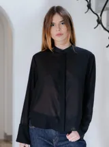 Camisa negra de algodón con cuello con lazo desmontable y mangas largas.