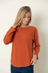 Buzo italiano marrón de viscosa y poliamida, de tacto suave. Modelo corto de costado y cuello bote.