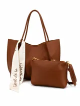 Set de cartera tipo tote y bolso bandolera pequeño, ambos en color marrón con textura granulada. El tote incluye un pañuelo decorativo de seda con estampado de letras.