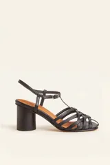 Sandalia de cuero negro con tiras cruzadas en el empeine, diseño en T con tira ajustable al tobillo y taco cuadrado.