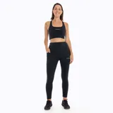 Top deportivo Merrell color negro, con diseño de cuello redondo y espalda estilo nadadora. Presenta el logo de la marca estampado en el centro del pecho.