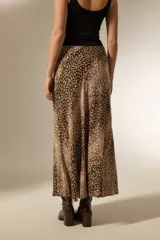 Falda midi de corte recto con estampado animal print en tonos marrones y negros. Confeccionada en lyocell, presenta una caída fluida y elegante.