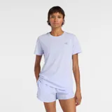 Remera deportiva New Balance de manga corta y cuello redondo, confeccionada en tejido técnico con tecnología NB DRY de secado rápido. Presenta un diseño liso en color lila con el logo de la marca estampado en el pecho.