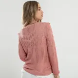 Sweater mostaza de punto calado con cuello alto y mangas largas.