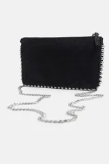 Cartera bandolera de formato rectangular en color plateado metalizado, con detalle de tachas metálicas en todo el contorno y cierre mediante cremallera.