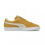 Championes urbanos Puma Suede Classic, color rojo con detalles en blanco. Confeccionados en gamuza con la icónica franja lateral de la marca y suela de goma texturizada.