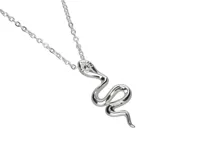 Collar plateado con dije de serpiente y pequeños cristales incrustados en la cabeza.