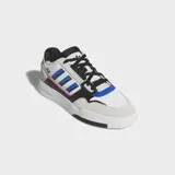 Championes Adidas Drop Step Low 2.0 de diseño urbano inspirado en el básquet, confeccionados con exterior de gamuza y material sintético en color blanco con detalles en negro, azul y rosa.