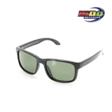 Lentes de sol MDQ Morea con montura cuadrada de acetato color negro y lentes verdes.