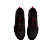 Championes de running Nike Downshifter 12, color negro con detalles en rojo y suela blanca. Presentan el logo de la marca en el lateral y un diseño ligero y transpirable.