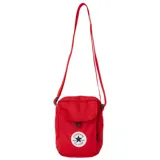Bandolera Converse tipo cross body color rojo, con compartimento principal con cierre, bolsillo frontal con solapa y correa ajustable para el hombro. Presenta el logo circular de la marca en la parte frontal.