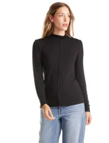 Polera de cuello mock en tejido de hilado fino, con manga larga y detalle de pespunte vertical en el centro del frente.