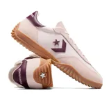 Championes Converse Run Star Trainer, color rosa pálido con detalles en morado y suela de goma marrón.