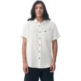 Camisa de manga corta Quiksilver modelo Robin Lisa, color blanco, de corte regular con cierre frontal de botones, cuello camisero y un bolsillo aplicado en el pecho con pequeña etiqueta de la marca.