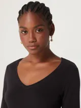 Remera marrón de manga larga con escote en V.