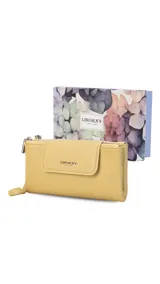 Billetera larga color beige, con textura granulada, solapa frontal con cierre magnético y logo de la marca grabado. Incluye correa de mano extraíble y compartimento principal con cierre.